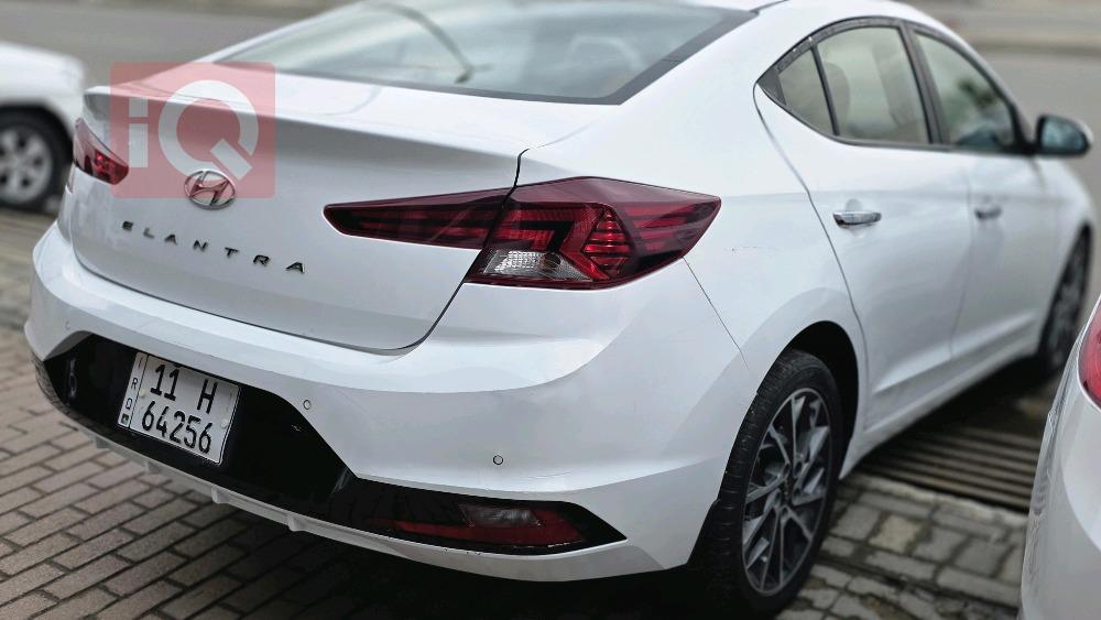 هیۆندای ئەلەنترا